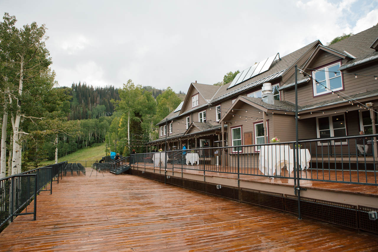 Mid Mountain Lodge exterior view.